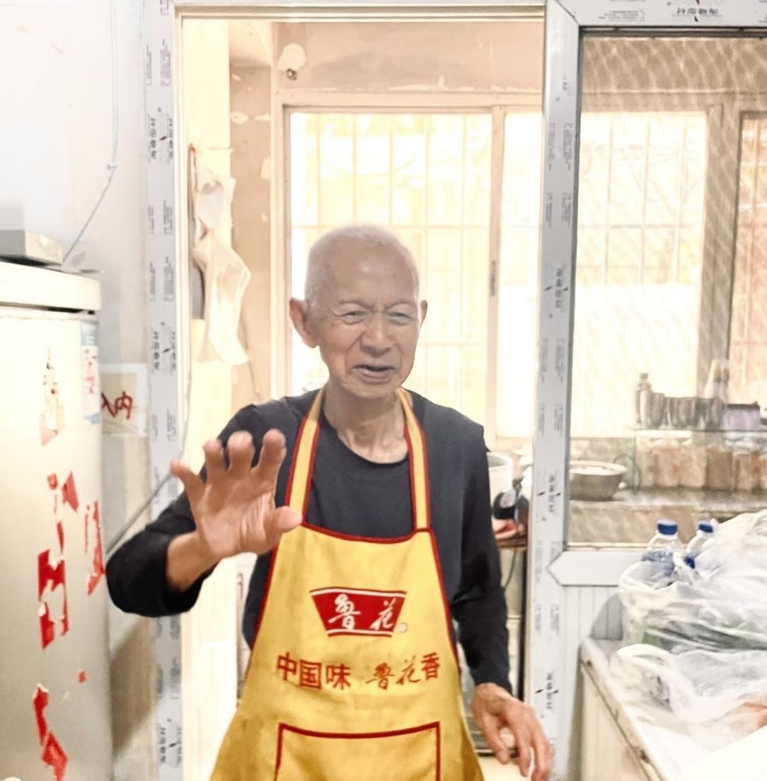 昆明有一家一对台湾老夫妇开了20年的小店——“小雨点饮品坊”，卖的是传统的台湾小