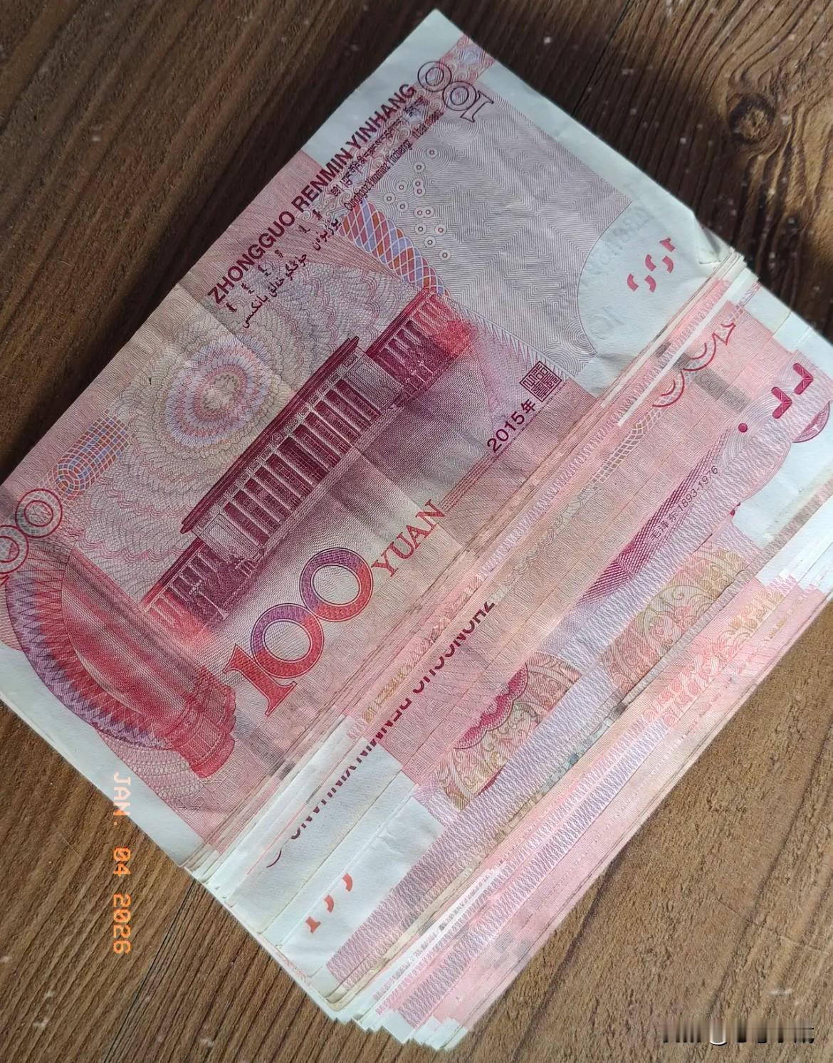 每月转一万？还是只转三五千？楼下撞见一对夫妻激烈争吵，这话听得人心里五味杂陈