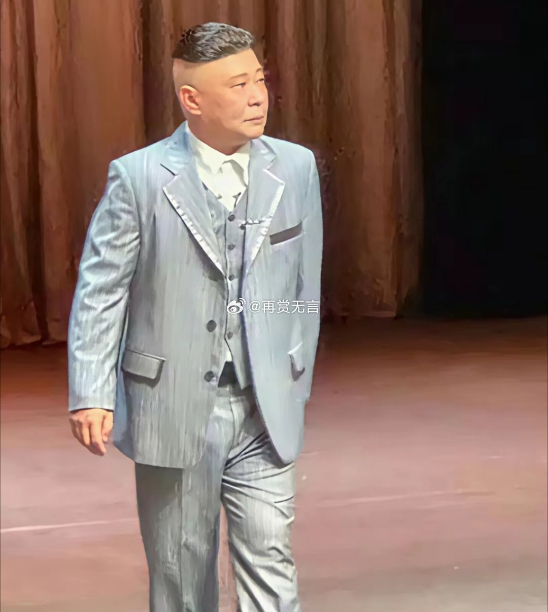 感觉，郭德纲与西服怎么都不搭，还是长衫大褂好。