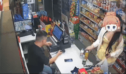 不得不佩服！全程都不带抬头，眼睛始终没有离开手机的屏幕。瞎子，你抬头看看