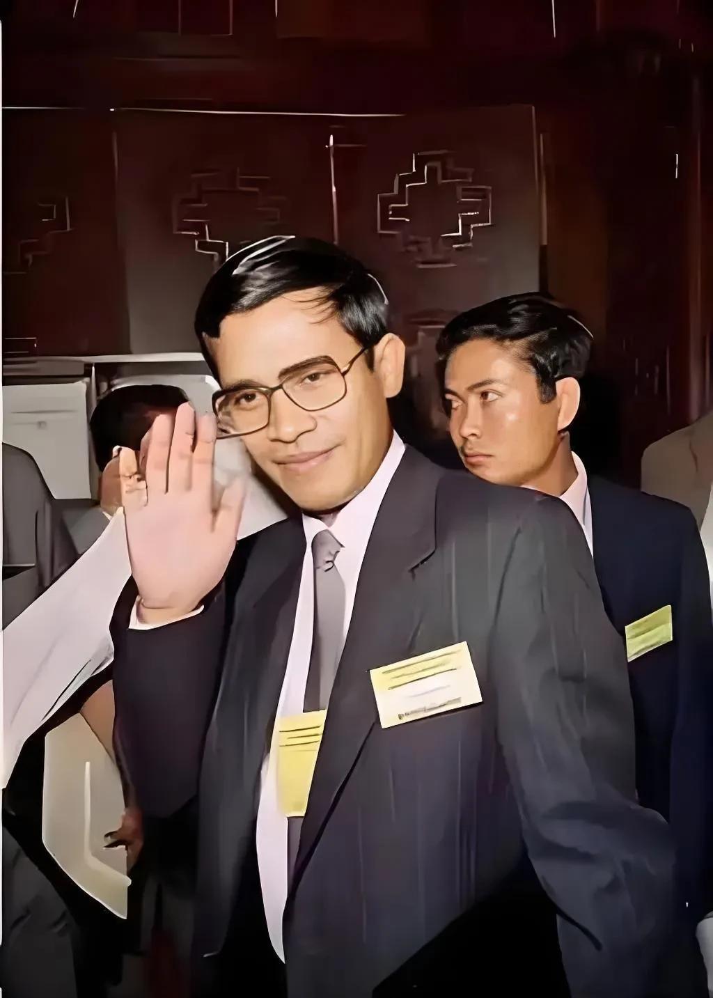 洪森对柬埔寨人的影响不仅是温饱问题解决和压迫感产生，他还把他的审美观念灌输至柬埔