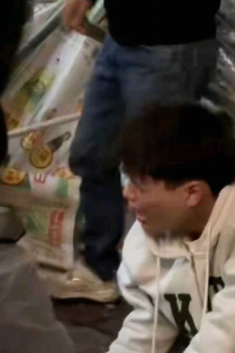 更绝望的是想让女朋友走里面护着，没想到靠里面的墙塌了，父母压根不知道女生谈恋爱了