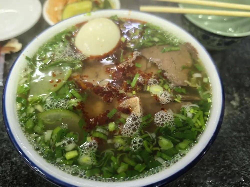在面食界，牛肉面和臊子面都是响当当的存在。在兰州，那牛肉面简直是一绝，用黄河水