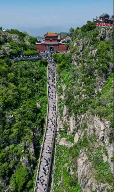 此生爬过一些山:安徽的黄山，黄山归来不看岳，但是印象深的只剩下累。山东的泰山，