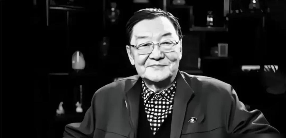 凌晨4点，横店北门。一个男人领了盒饭，揣好80块现金。他叫翟小兴。他爸是翟