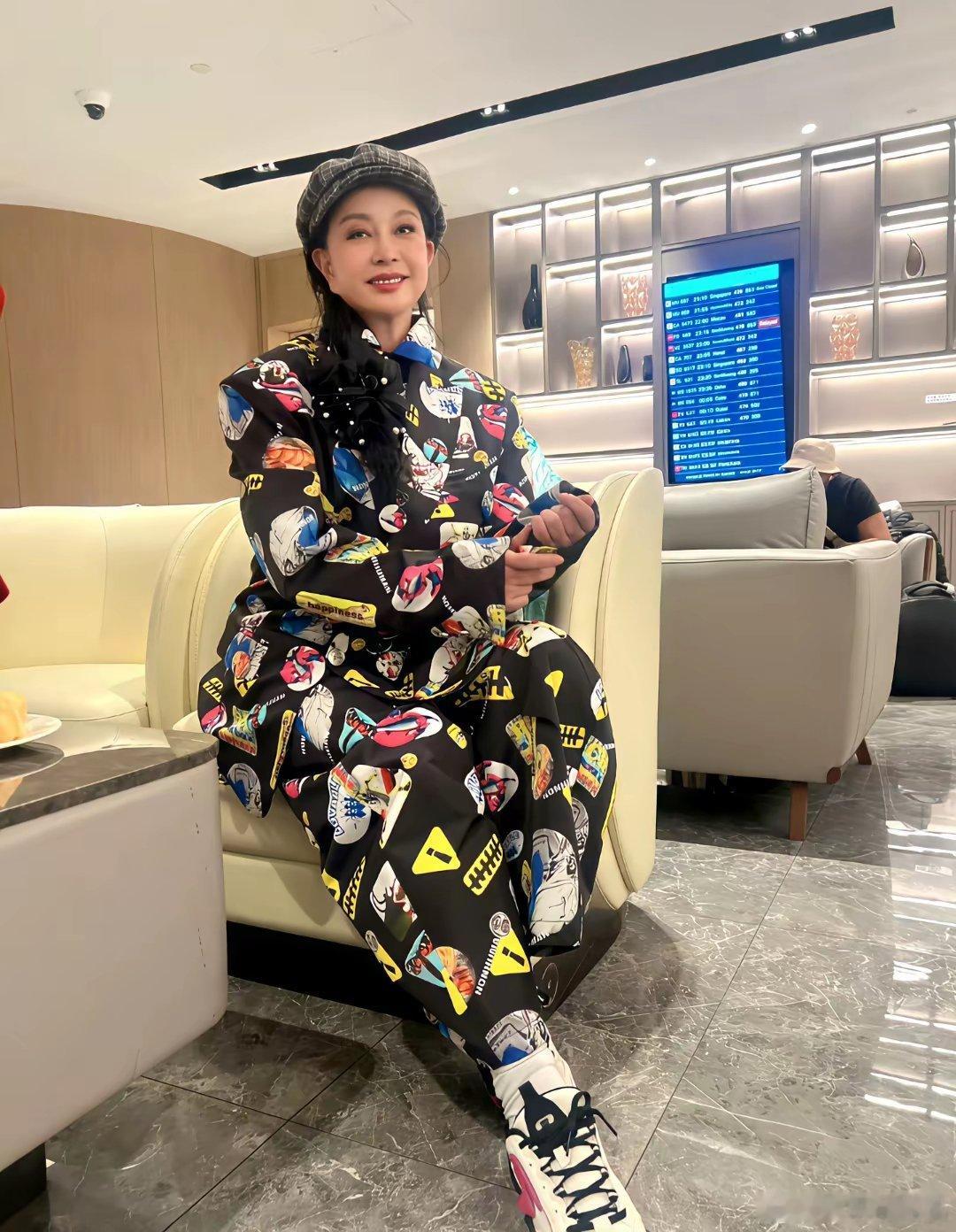 75岁刘晓庆今天早上在社交媒体发布的照片告诉我们一个深刻的道理。那就是：女士喜欢