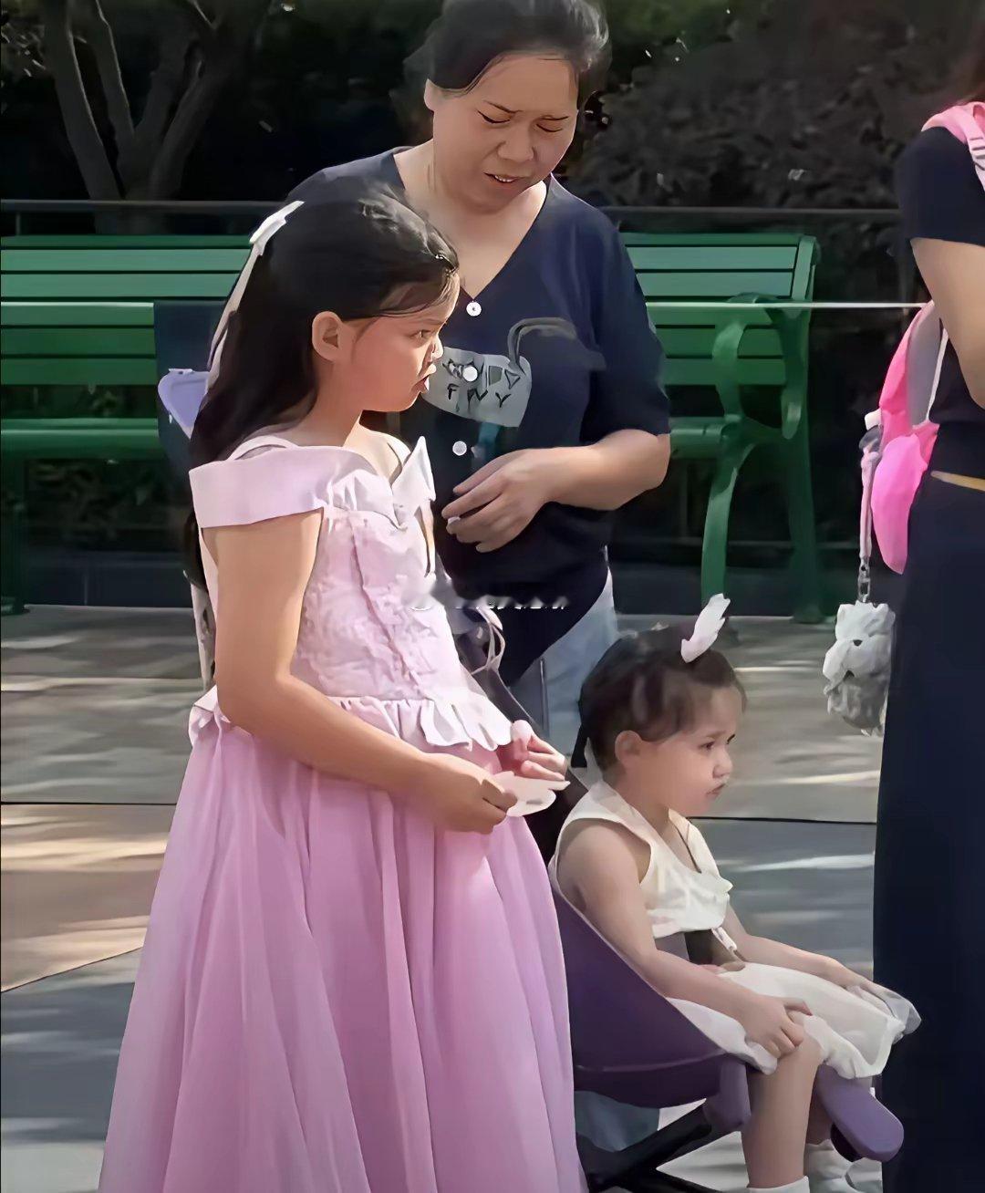 滤镜一关，网红回归普通人韩安冉带着两个女儿逛迪士尼人前光鲜，私下满是生活的疲惫