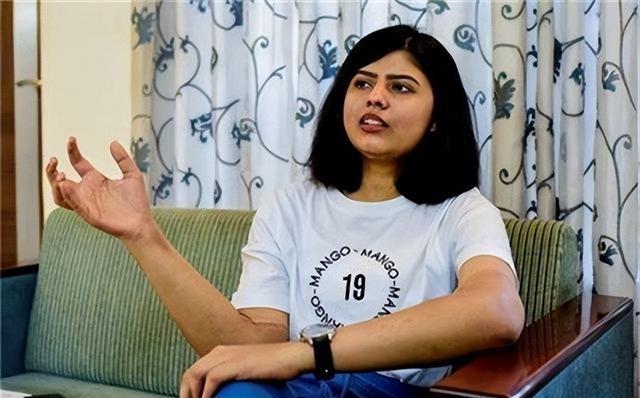 2016年，印度女孩什利亚因为车祸不幸失去双臂，移植了一个黑人男子捐献的手臂后，