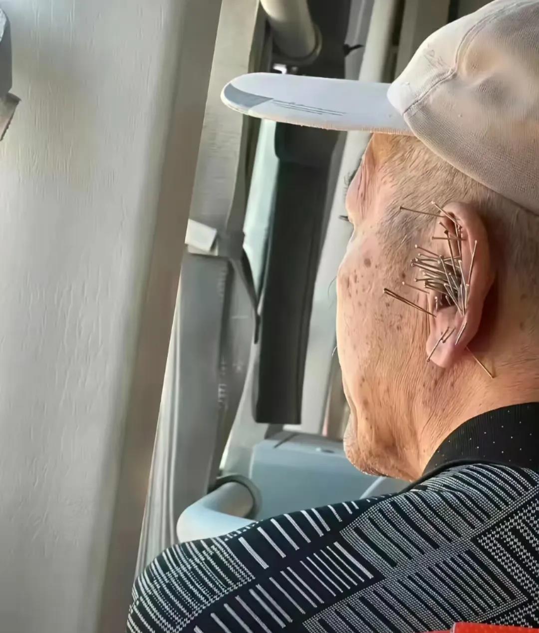 大爷这是被哪家缺德中医坑了吧？