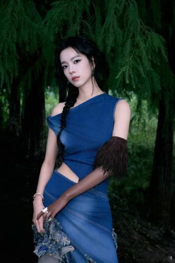 庄达菲蓝色牛仔长裙庄达菲蓝色眼妆美疯了完全感受得到独特的时尚氛围，庄达菲蓝色牛