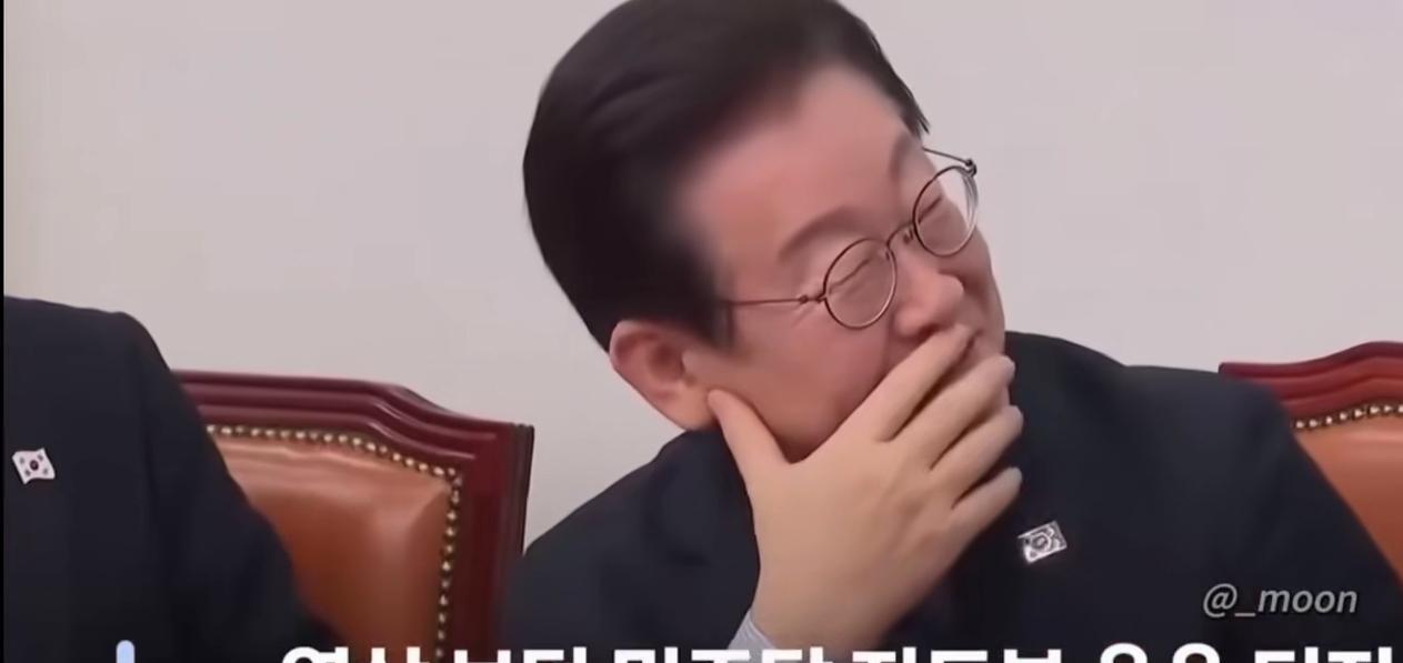 韩国总统李在明这下笑得合不拢嘴了，看大屏幕上的尹锡悦被审讯时的神情，整个人都非常