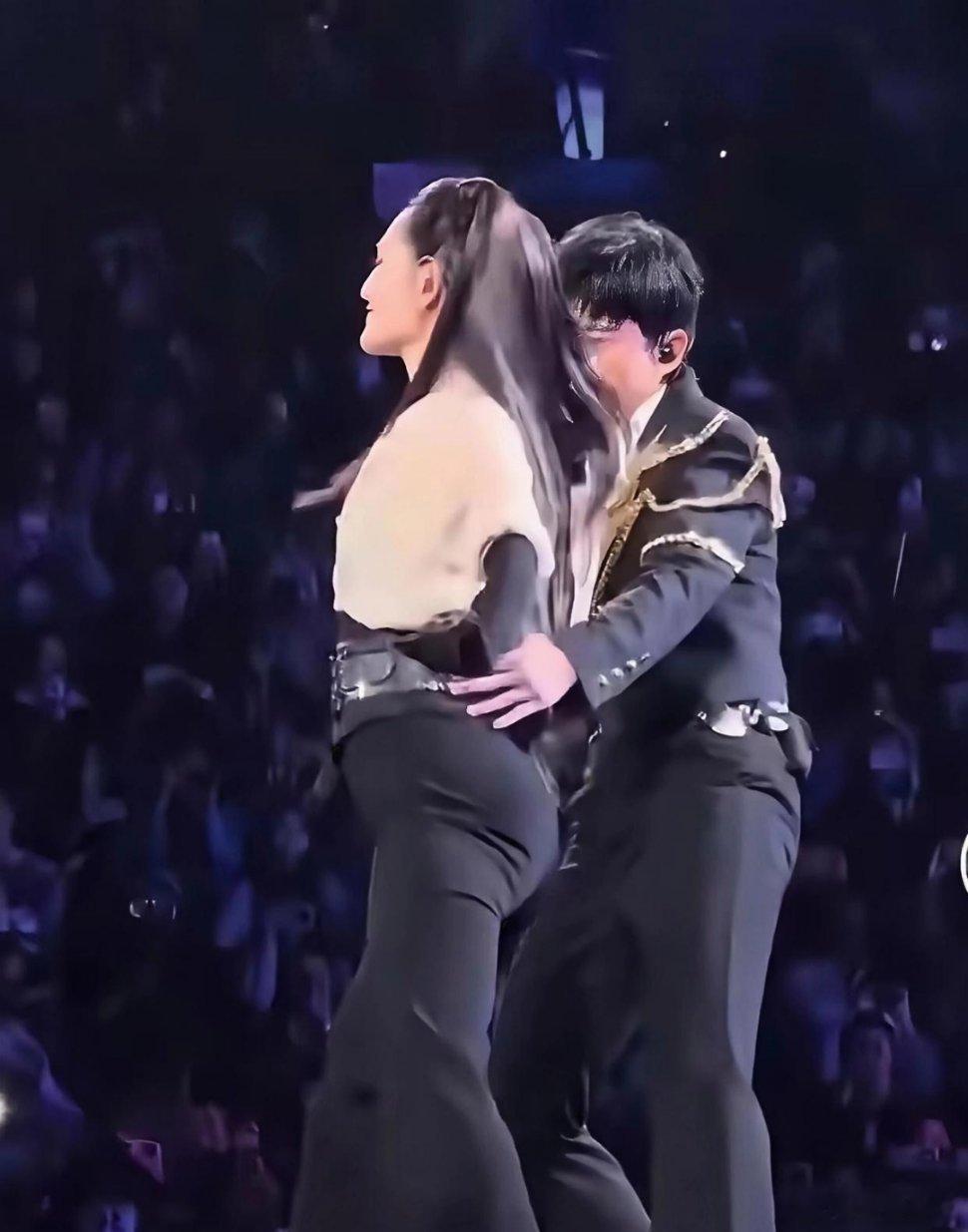 谢娜在张杰演唱会后台脱下了外套，紧身裤勾勒出的小腹并非平坦一片，而是有一道浅浅的