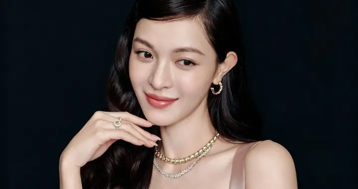 钟楚曦一袭粉缎长裙, 笑起来明媚动人, 妥妥的气质女神模样!