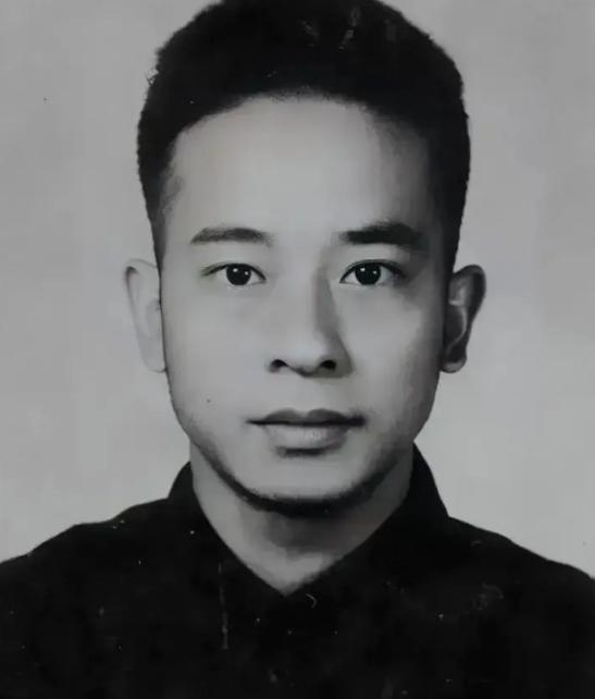 1948年，罗广斌身份暴露，但他哥哥是中将，敌人不敢抓人，就找到他哥哥：“你弟弟