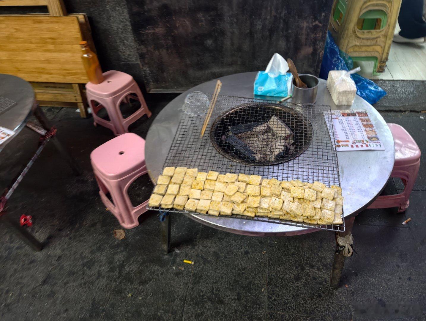 贵阳吃不完的酸汤火锅，还排队贼多人，尤其是这个玉珍酸笋火锅，排七百多桌还没号，今
