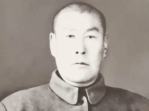 1943年，游击队甄队长绑了日军妻儿去换被抓走的亲人。交换时，却发现小女儿已被日