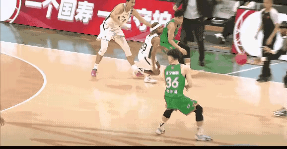见诡了，太奇葩了吧！辽宁队和南京队的比赛中，鄢手骐在中圈接到球后，似乎担心踩到