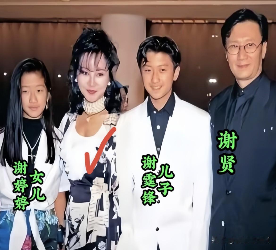 早年谢贤带着谢霆锋、谢婷婷拍下这张合照。谢霆锋青涩稚嫩，谁能认出站在两人中间的