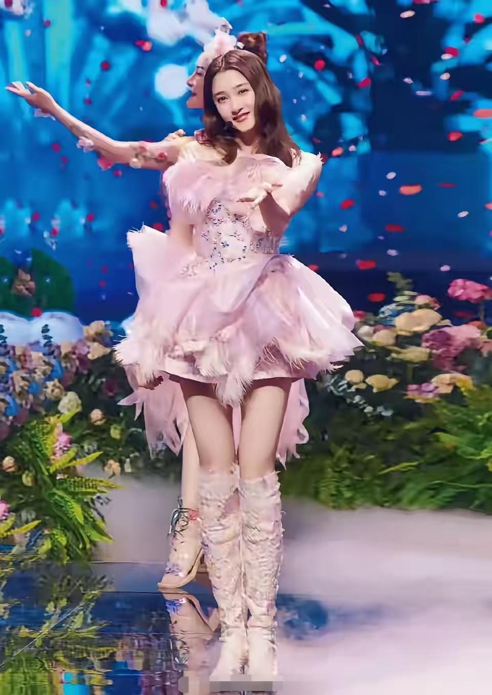 “国民闺女”关晓彤，终于换造型师啦！这一次，关晓彤可算是穿对衣服了。她身着一袭