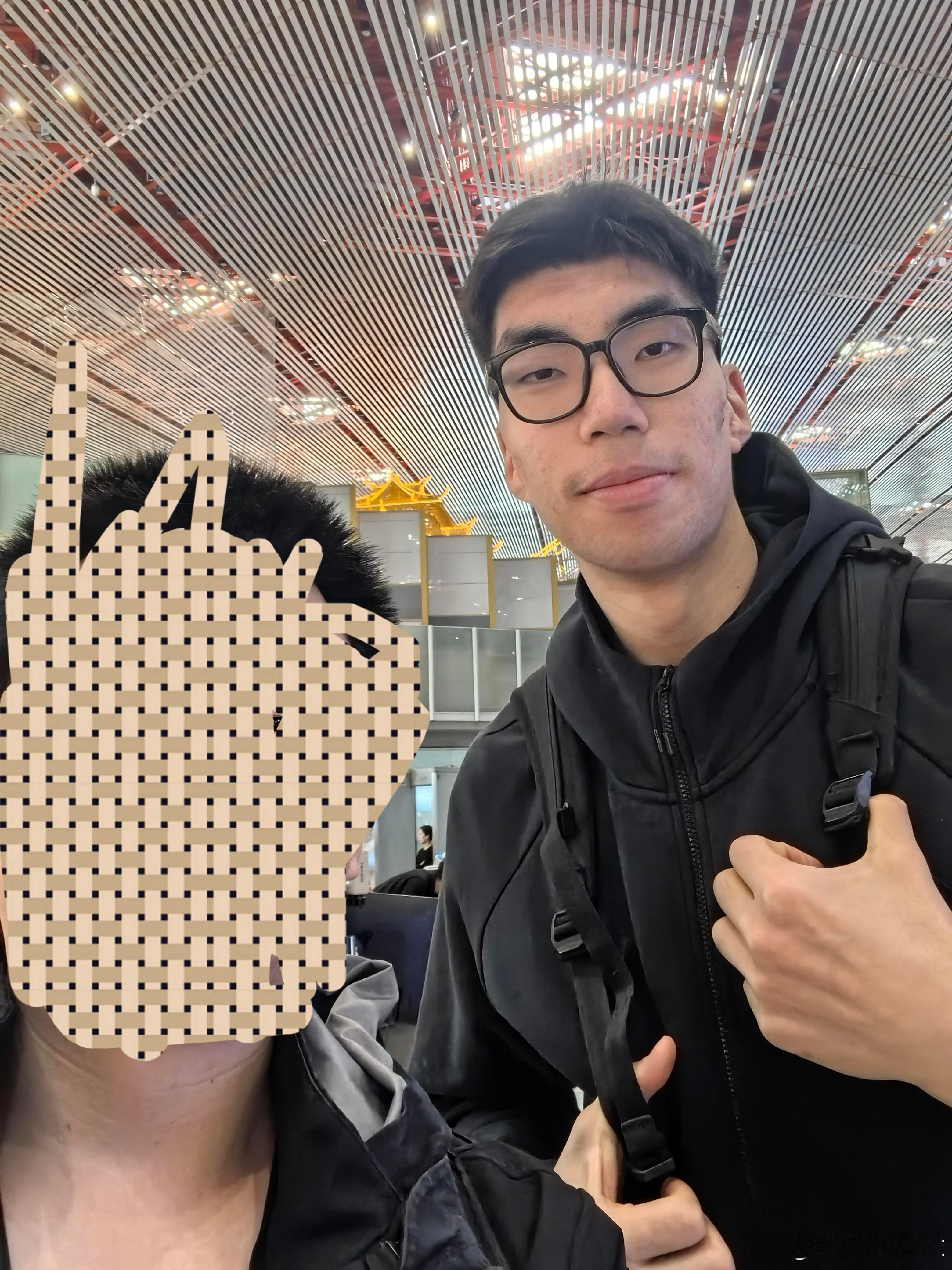 有网友在北京首都机场偶遇到余嘉豪了，这是暂时回国参加全运会嘛😳2米21大中