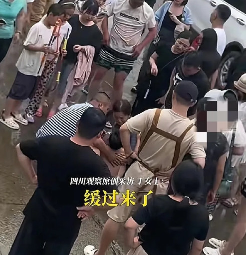 6月29日，安徽宣城一男孩被湍急的水流吸入桥洞下，生死的瞬间白衣大哥一把抓住了男