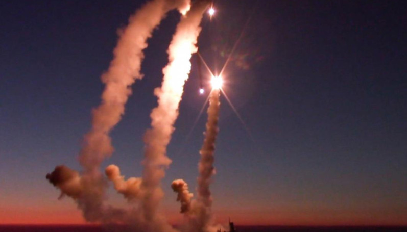 最近，俄罗斯西南部两处腹地的关键能源设施接连遭遇袭击。乌军凌晨发射了4至5枚国产