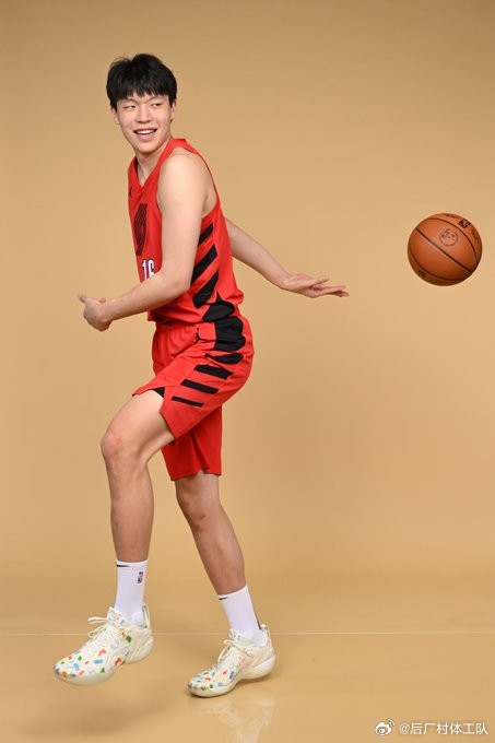 shams称惊讶开拓者选杨瀚森Shams做客播客节目时被问到了令自己最惊讶