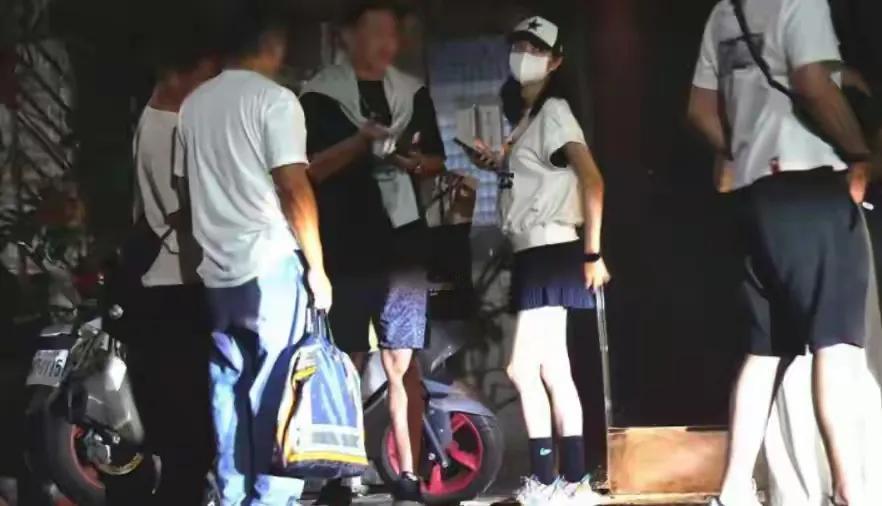 安以轩老公被捕入狱后，低调三年后，首次素颜状态被拍摄。安以轩被拍到跟几位友人