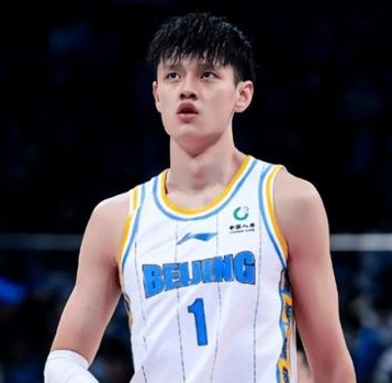 中国男篮球员曾凡博签约篮网。据HoopsHype名记MichaelScotto