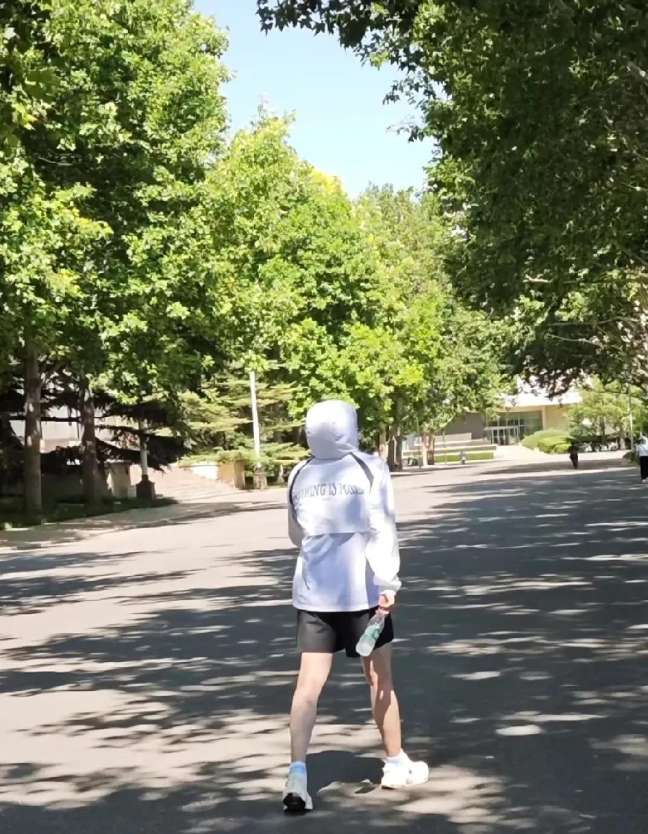 体总训练场内的王楚钦，防晒做的很到位！今天有在体总训练馆参加“旗帜杯”姐妹碰到