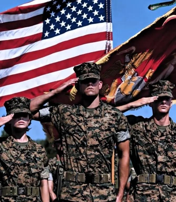 一名美国大兵怒火中烧地说：“我是美国军人，我知道现在的东方大国很强大，我们不可能