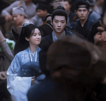 《锦月如歌》男女主剧中的同框镜头，周也和丞磊仿佛不在一个图层，粉丝说是造型问题…