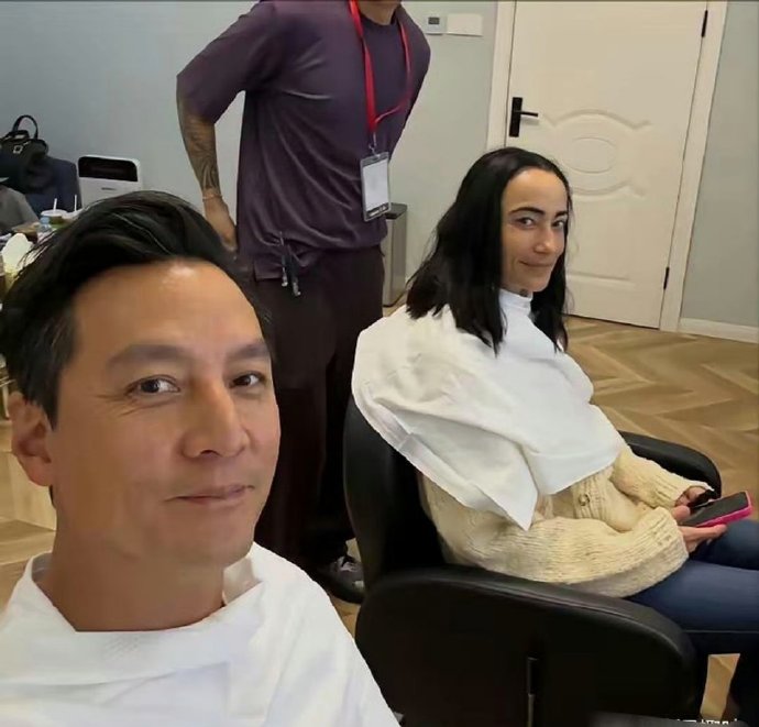 吴彦祖陪老婆理发​​​看起来挺有夫妻相的​​​
