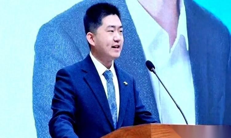主持人王瀚，被裁了。消息砸下来那天，他没在任何社交媒体上说一个字。人直接连夜回