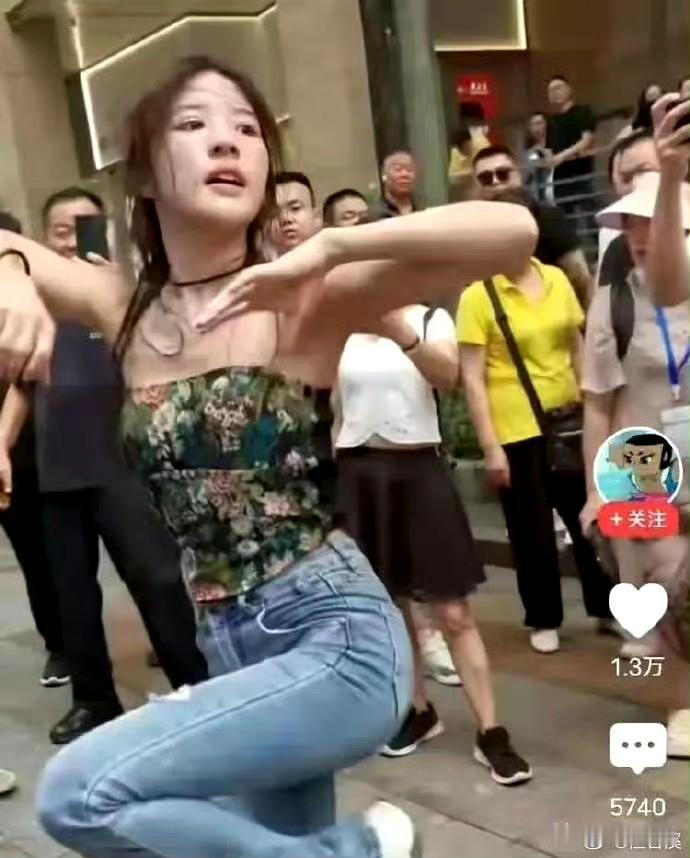 她眼里已经没有光，一脸疲态，一直看不到希望，一天跳10个小时，谁也遭不住​