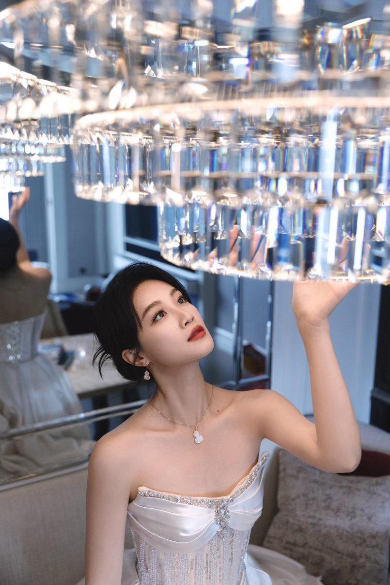 蓝盈莹生命力要溢出屏幕了蓝盈莹红毯高糊画质直出美貌奔赴星光红毯尽显风采，蓝盈莹元
