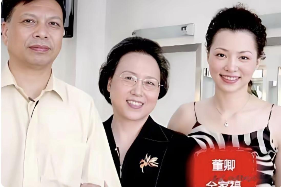 董卿能成为央视家喻户晓的优秀主持人，气质文雅、谈吐满腹诗书，根源离不开父母精心的