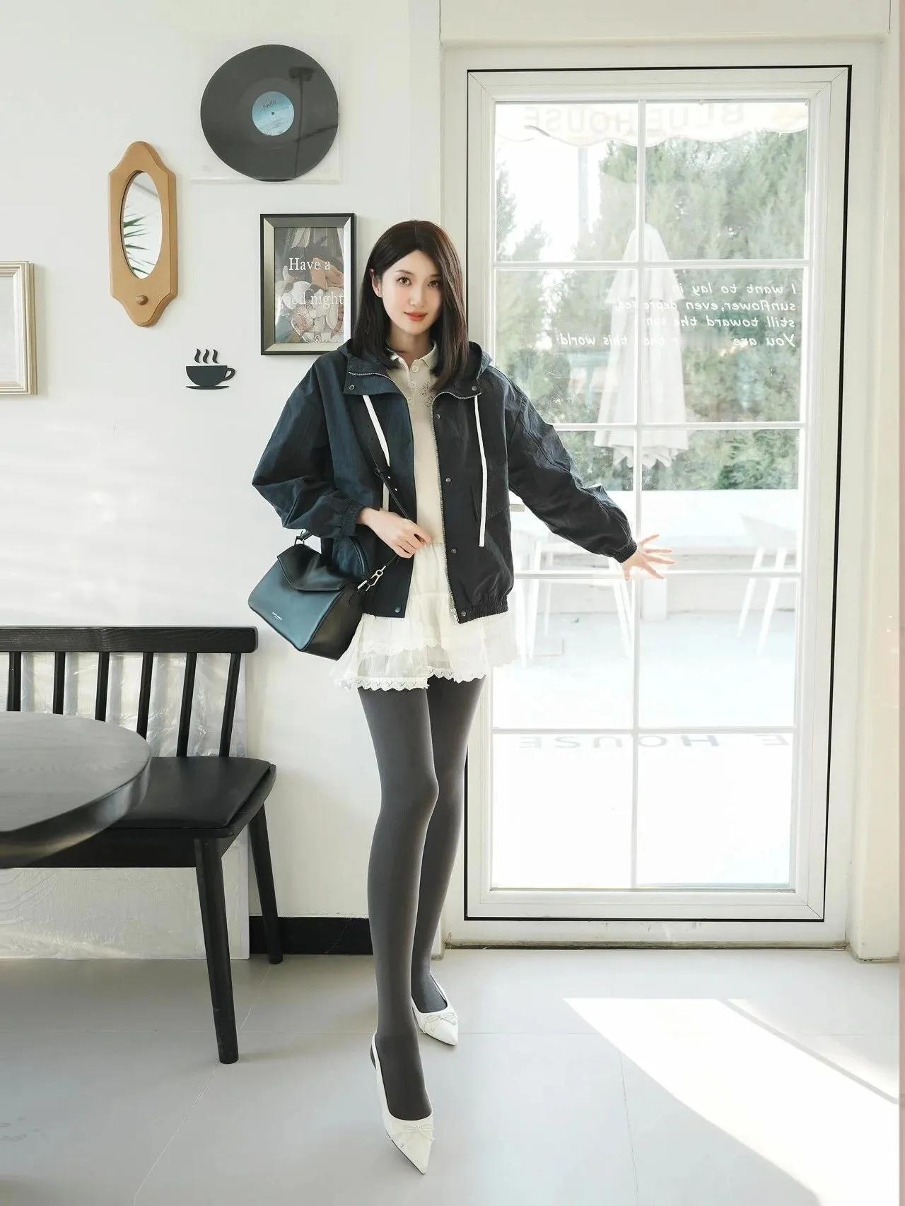 想让丝袜搭配时尚不媚俗，有不少妙招。像长款大衣搭配丝袜就很绝。15-20D