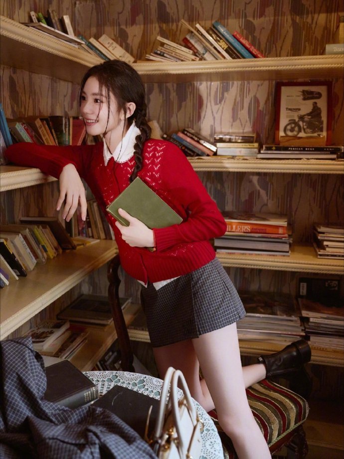 是可爱俏皮的双马尾女孩