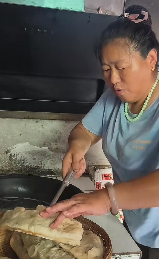 山东人饭量大，碗大盘大，做的饼大馒头大，大衣哥做的菜饼也超大，南方人一看，估计不