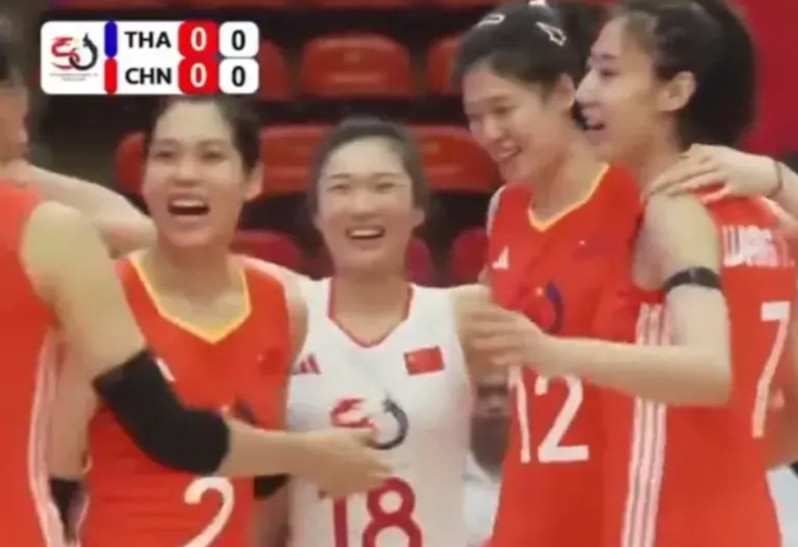 中国女排与泰国女排的友谊赛，中国女排大比分3：0获胜，三局比分为25-2225