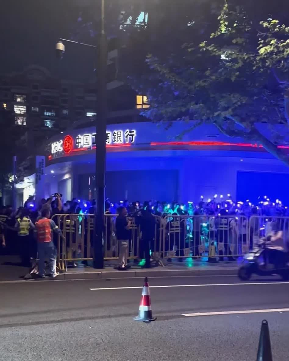 看到一群女孩子在上海应援时代少年团，不止老头子理解不了，就是家里的孩子都理解不了