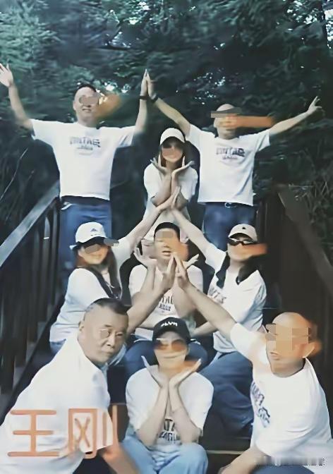 重庆王刚在新疆旅游酒店事件，生动地诠释了什么叫物以类聚人以群分。这么多人，竟然没