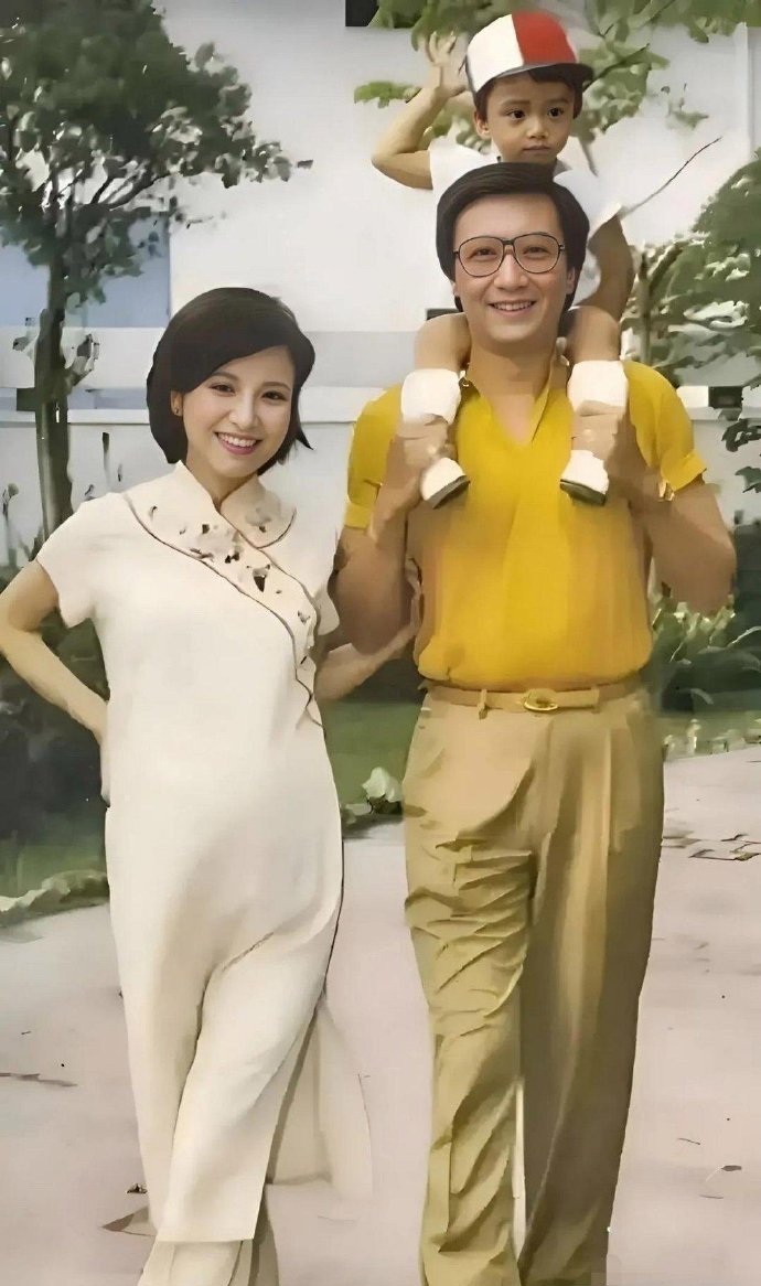 谢霆锋小时候骑爸爸肩膀上，那时妹妹谢婷婷还未出生，46岁的谢贤和31岁的狄波拉爱