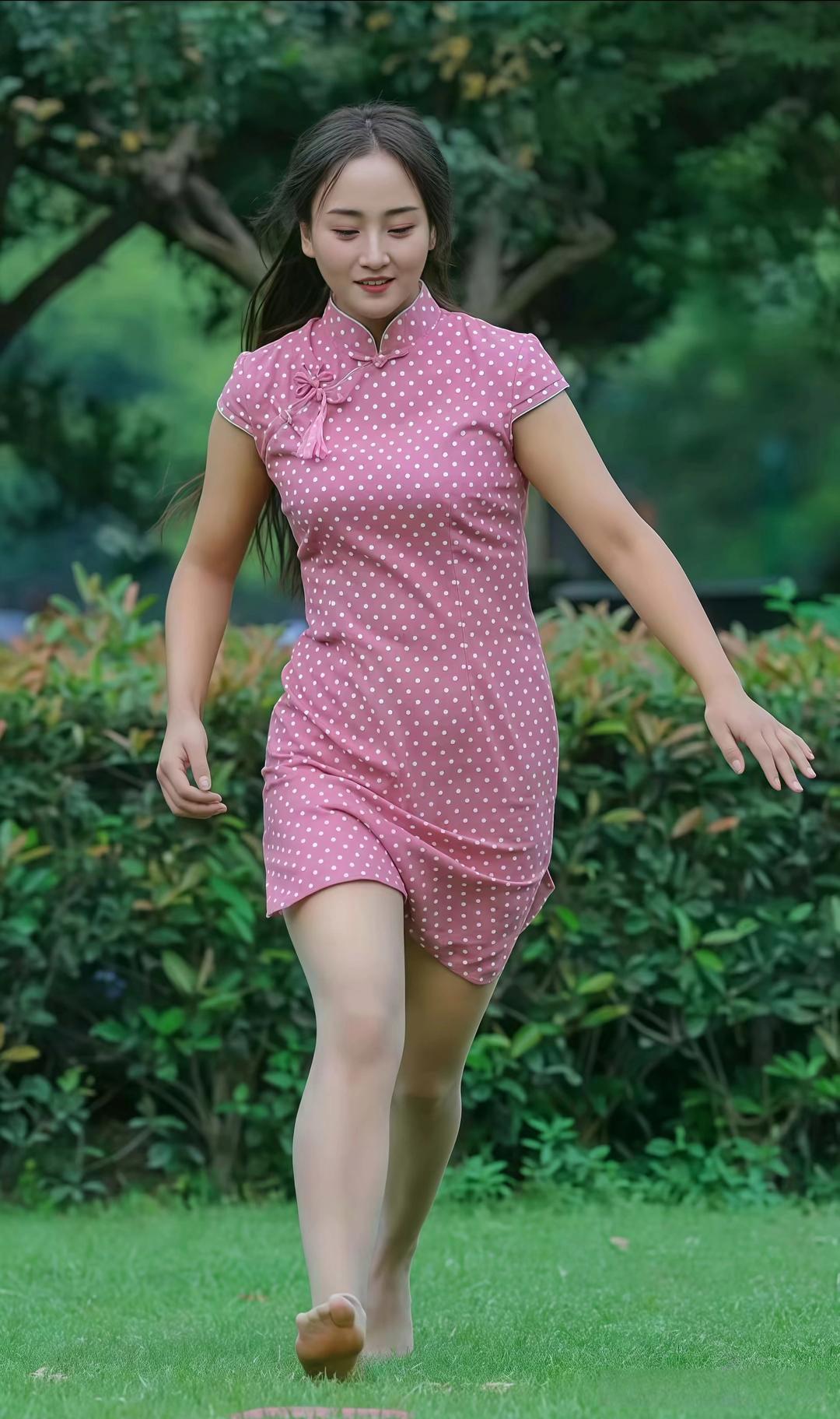 别人帮得了你一时，帮不了你一世。不要依靠，不要祈求，依靠只会使自己懦弱，祈求也只