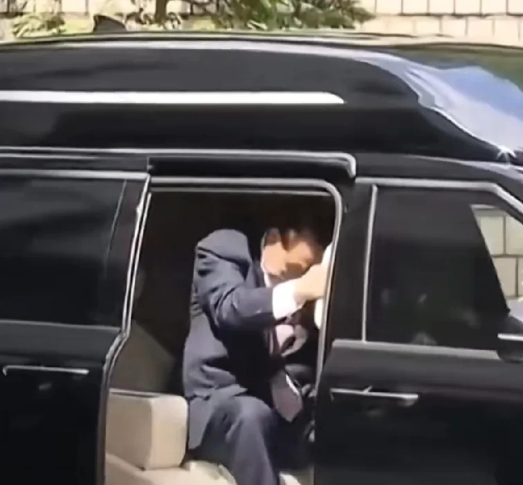 下台总统尹锡悦第六次出庭受审天呐！你敢相信吗？那位曾经呼