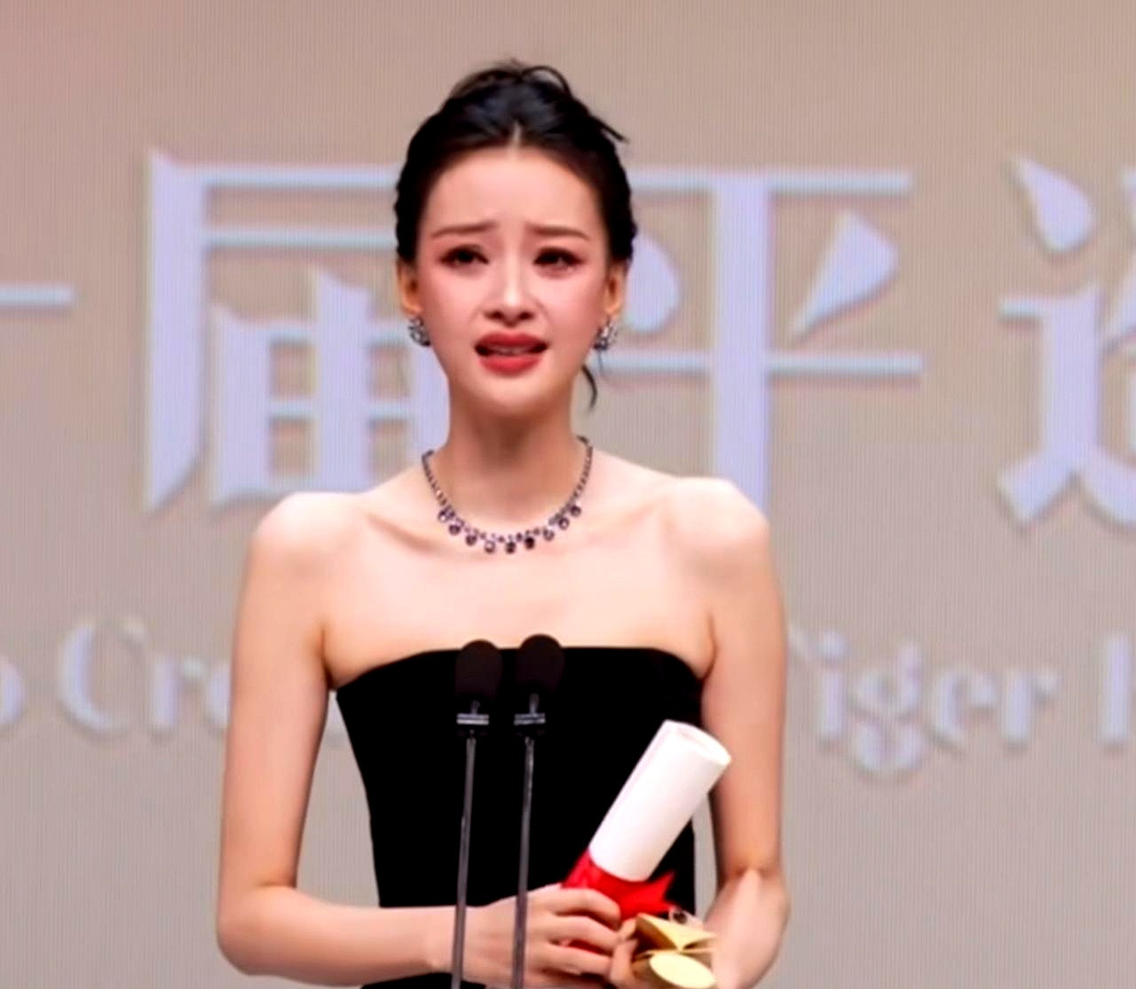 33岁的孙怡拿下平遥影后，在台上捧着奖杯哭到失控，不少人才猛然反应过来，离开豪门婆家的这两年，人家已