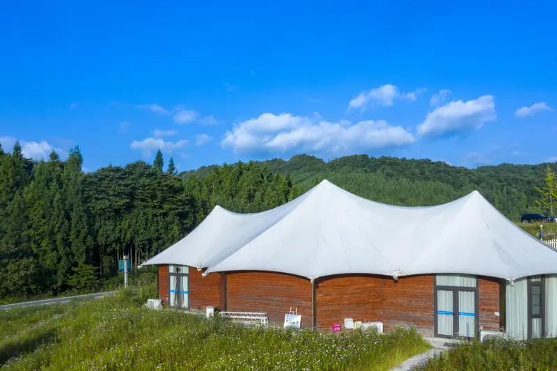 峨眉山不同月份去有不同的体验。7-8月是不错的选择，夏夜入住雷洞坪星空营地，