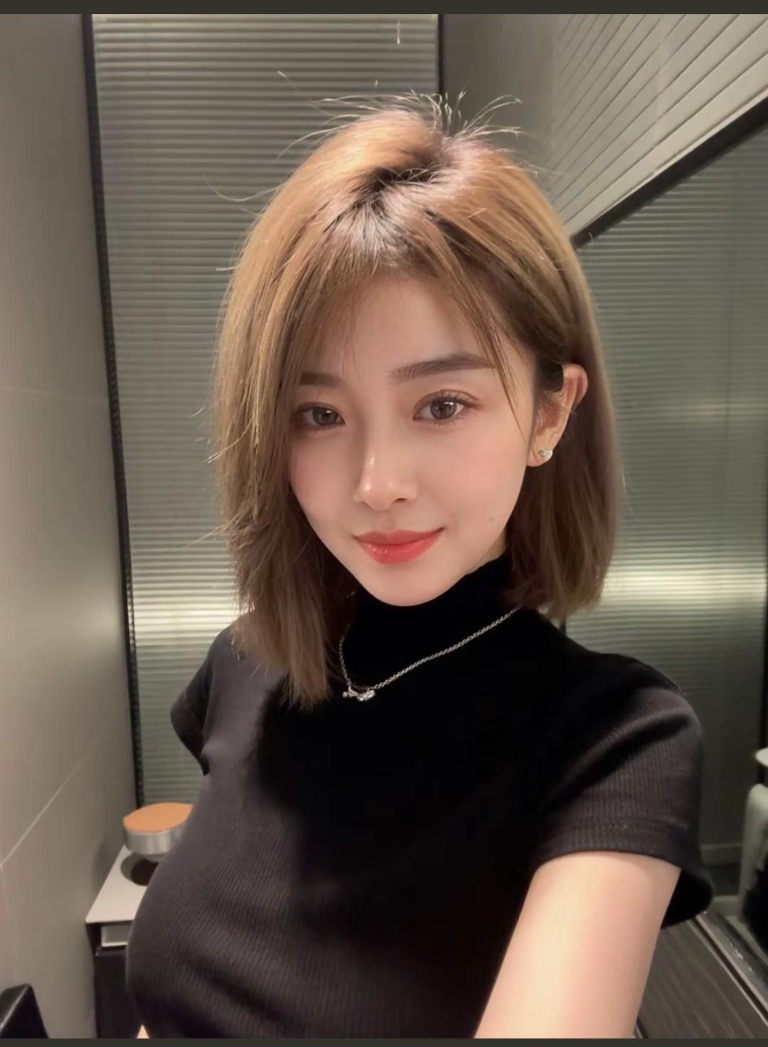 这姑娘发型真好看，自信满满！