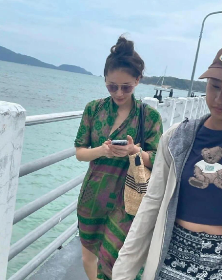 网友在普吉岛碰到王子文啦，瞧那鼻子，好尖好立体呀，五官超精致，气质也特别出众呢